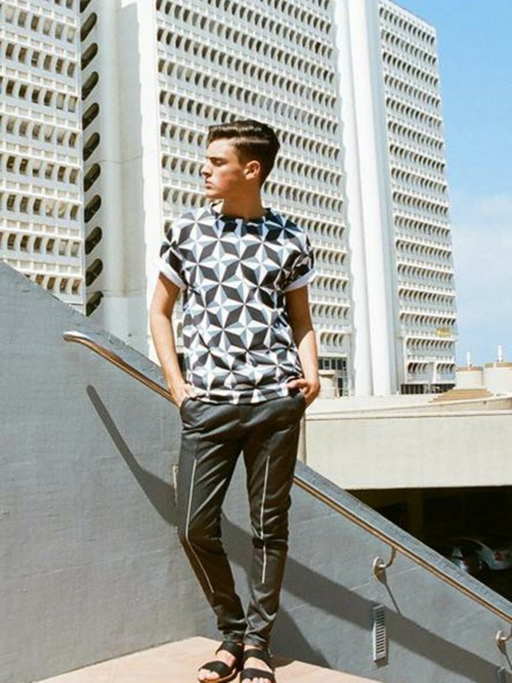 「パンツ、ブラック、ホワイト、ブルー、Tシャツ、メンズ、プリントT、menswear、ELIRAN NARGASSI、人々」｜「Eliran NargassiのMens Black Skinny Pants（その他パンツ、ブラック系）」を使った、EliranNargassiさん（メンズ・175cm）の夏コーディネートの1枚目の写真