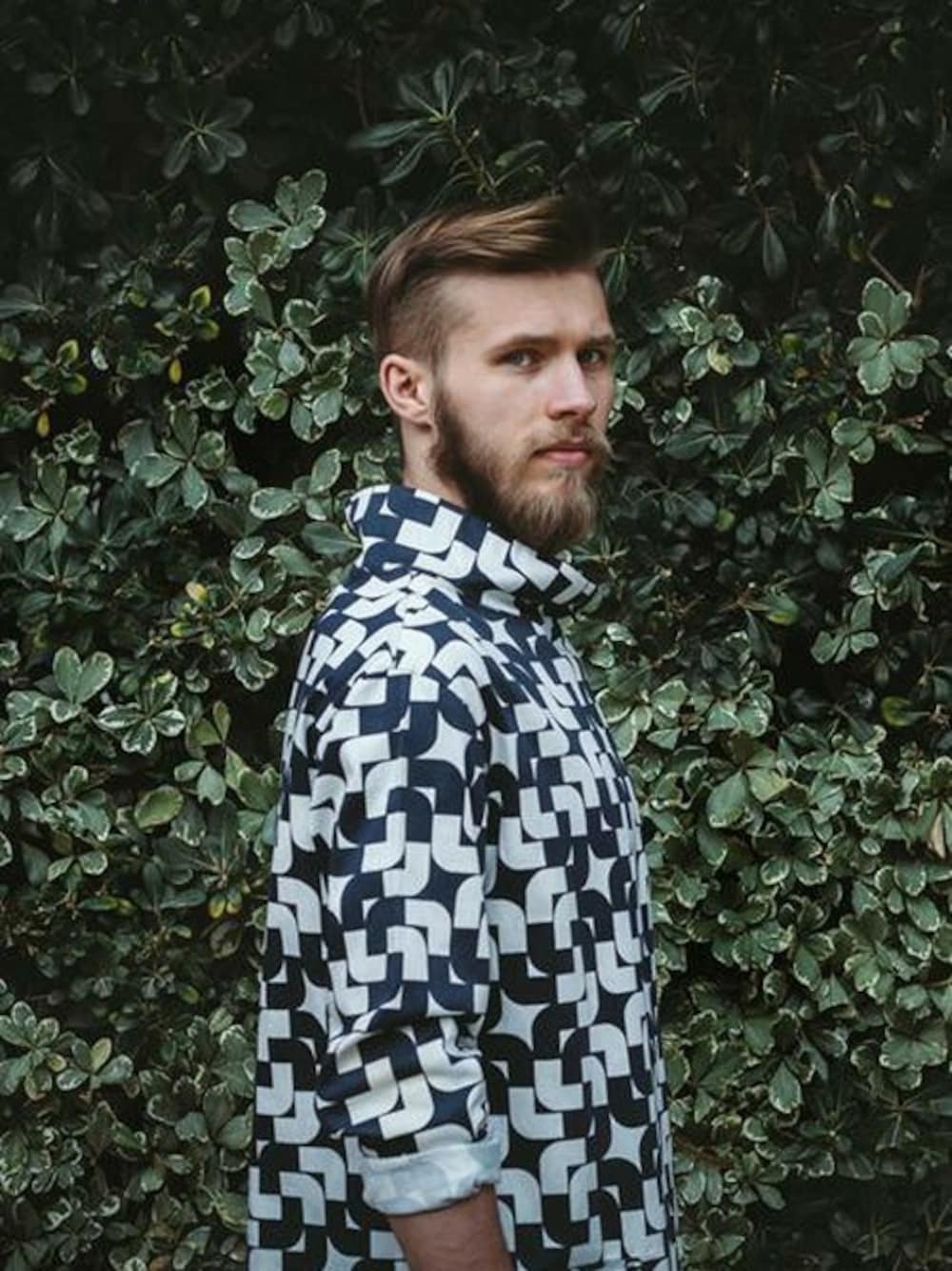 「スウェット、セーター、ホワイト、ブルー、柄シャツ、メンズ、長袖シャツ、ELIRAN NARGASSI、人々、印刷されたセーター」｜「Eliran NargassiのAll over Printed Turtleneck Sweater（Tシャツ/カットソー、ブルー系）」を使った、EliranNargassiさん（メンズ・175cm）の夏コーディネートの1枚目の写真
