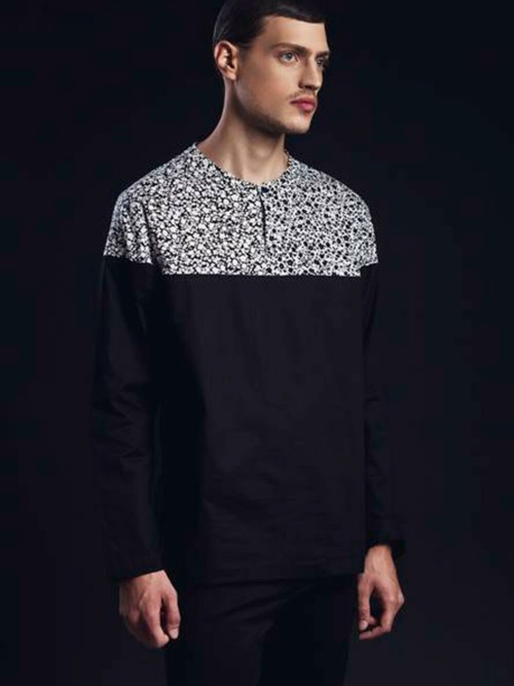 「柄シャツ、ストリート、白黒、メンズ、長袖シャツ、プリントT、長袖Tシャツ、花柄Tシャツ、ELIRAN NARGASSI、人々」｜「Eliran NargassiのBlack Chino Pants（その他パンツ、ブラック系）」を使った、EliranNargassiさん（メンズ・175cm）の夏コーディネートの1枚目の写真