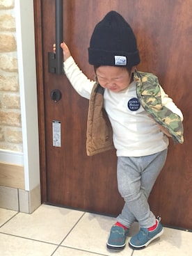 「OSHKOSH（オシュコシュ）のアイテム（ダウンベスト）」を使った、RiWaさん（キッズ・90cm）の春コーディネート