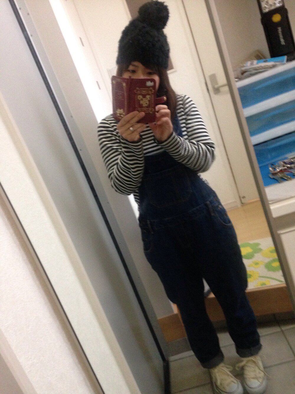 ブルー系のサロペット/オーバーオール、ホワイト系のスニーカーを着用したレディースの春コーディネートの1枚目の写真