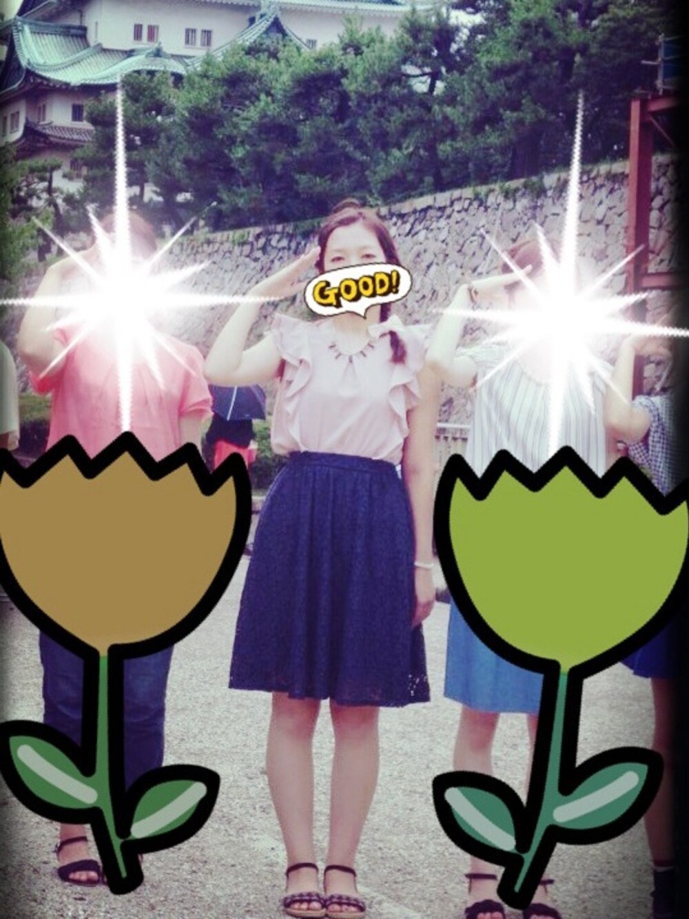 ピンク系のシャツ/ブラウス、ブルー系のサンダルを着用したレディースの夏コーディネートの1枚目の写真