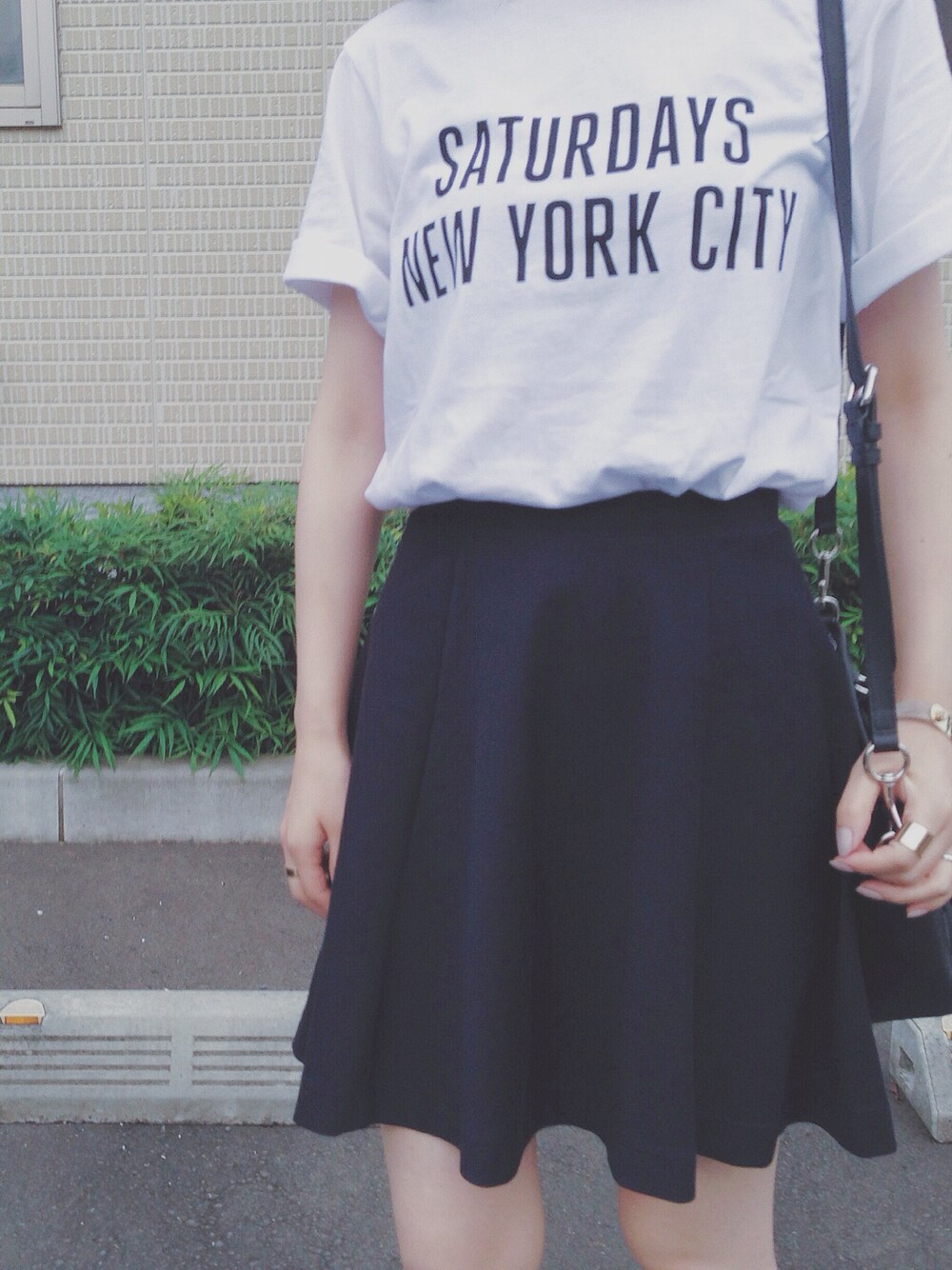 「スカート、Tシャツ、白、SATURDAYS SURF NYC、白Tシャツ」｜「Saturdays NYCのCLASSIC NYC（Tシャツ/カットソー、ホワイト系）」を使った、akiさん（レディース・160cm）の夏コーディネートの1枚目の写真