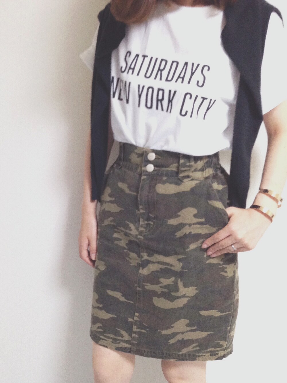「首つまり、ウエストイン、カモフラ、迷彩スカート、ciaopanic、SATURDAYS SURF NYC、Tシャツ、スカートスタイル、肩掛けカーデ」｜「Saturdays NYCのCLASSIC NYC（Tシャツ/カットソー、ホワイト系）」を使った、akiさん（レディース・160cm）の夏コーディネートの1枚目の写真