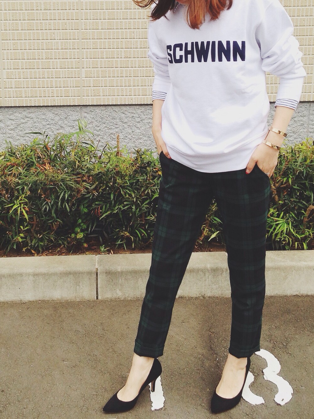 「スウェット、チェックパンツ、UNIQLO、UNIQLOコーデ、Spick and Span、パンプス、ポインテッドトゥ、ゴールドアクセ」｜「UNIQLOのアイテム（スウェット、ホワイト系）」を使った、akiさん（レディース・160cm）の秋コーディネートの1枚目の写真