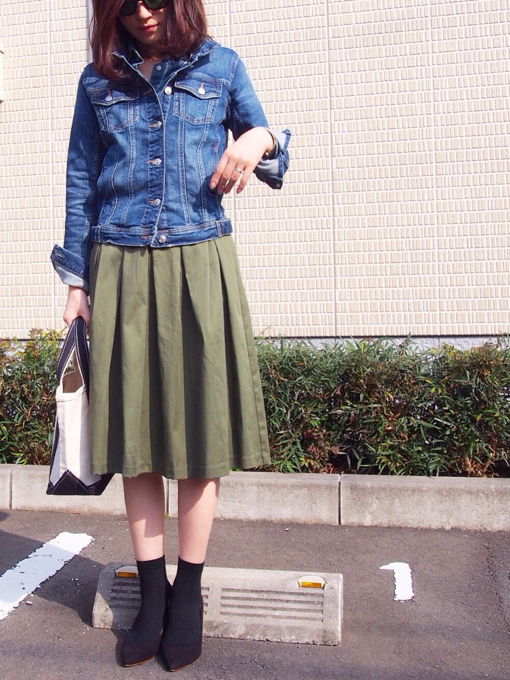 「デニムジャケット、Gジャン、フレアスカート、サングラス、ZARA、GU、Spick and Span、カーキ」｜「ZARAのアイテム（デニムジャケット、ブルー系）」を使った、akiさん（レディース・160cm）の春コーディネートの1枚目の写真