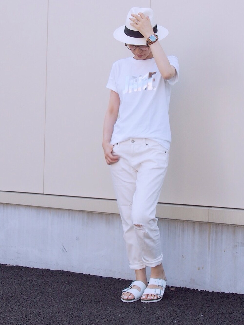 「ホワイトパンツ、ホワイトデニムパンツ、ロゴT、オールホワイト、シンプルコーデ、コンフォートサンダル、ユニクロ、クラッシュデニム、プチプラ」｜「plageの《追加予約》JANE SMITH JANE プリントTシャツ。（Tシャツ/カットソー、ホワイト系）」を使った、akiさん（レディース・160cm）の夏コーディネートの1枚目の写真