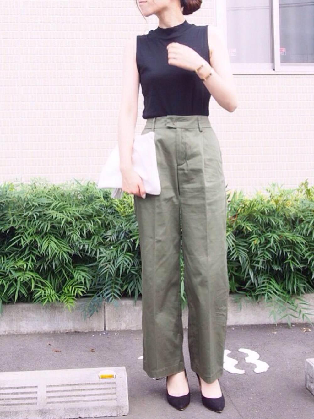 「秋色、首つまり、ワイドパンツ、大人コーデ、シンプルコーデ、カジュアルコーデ、プチプラコーデ、大人カジュアル」｜「GUのアイテム（その他パンツ、グリーン系）」を使った、akiさん（レディース・160cm）の夏コーディネートの1枚目の写真