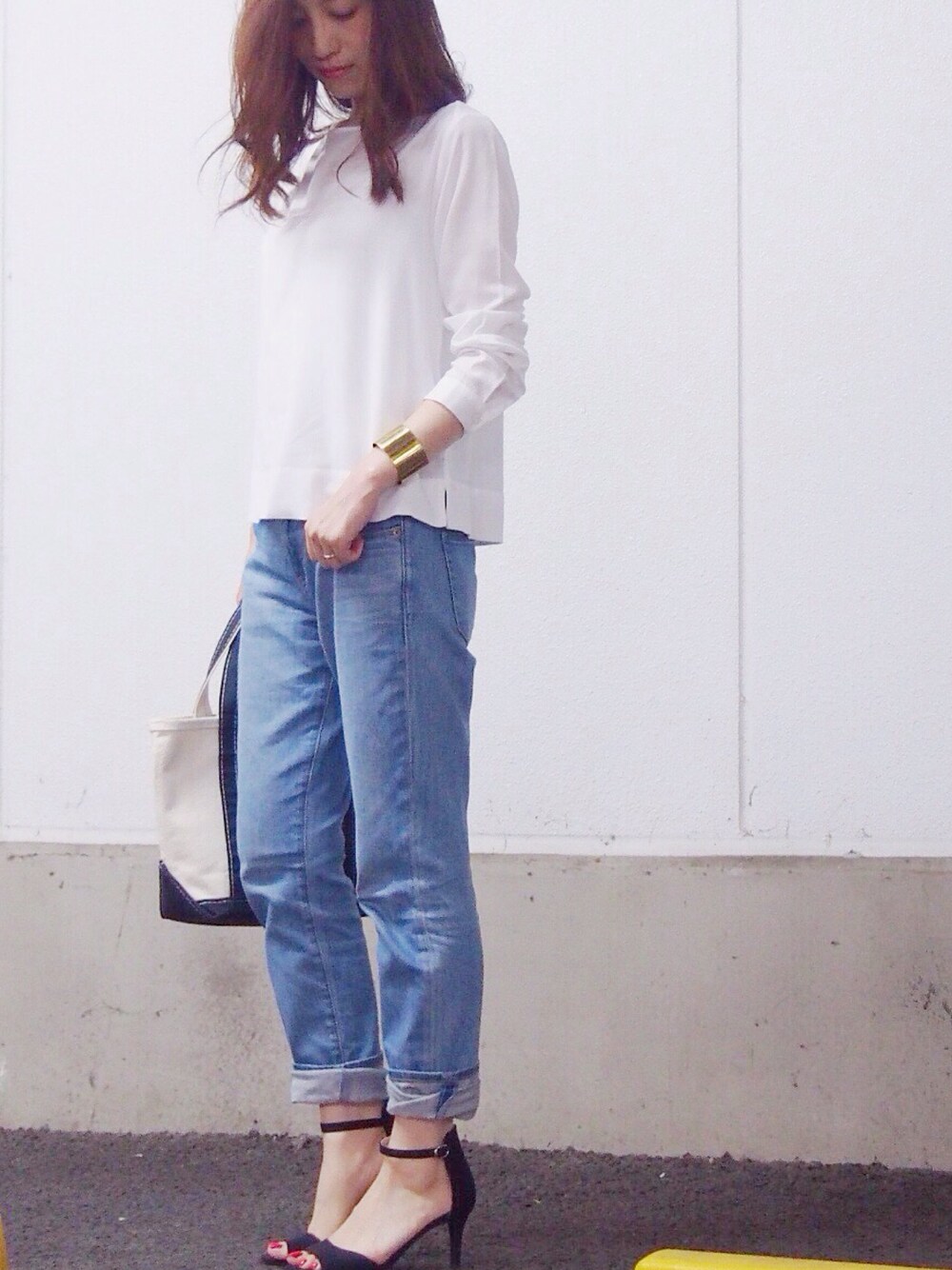 ホワイト系のシャツ/ブラウス、ブラック系のサンダルを着用したレディースの夏コーディネートの1枚目の写真