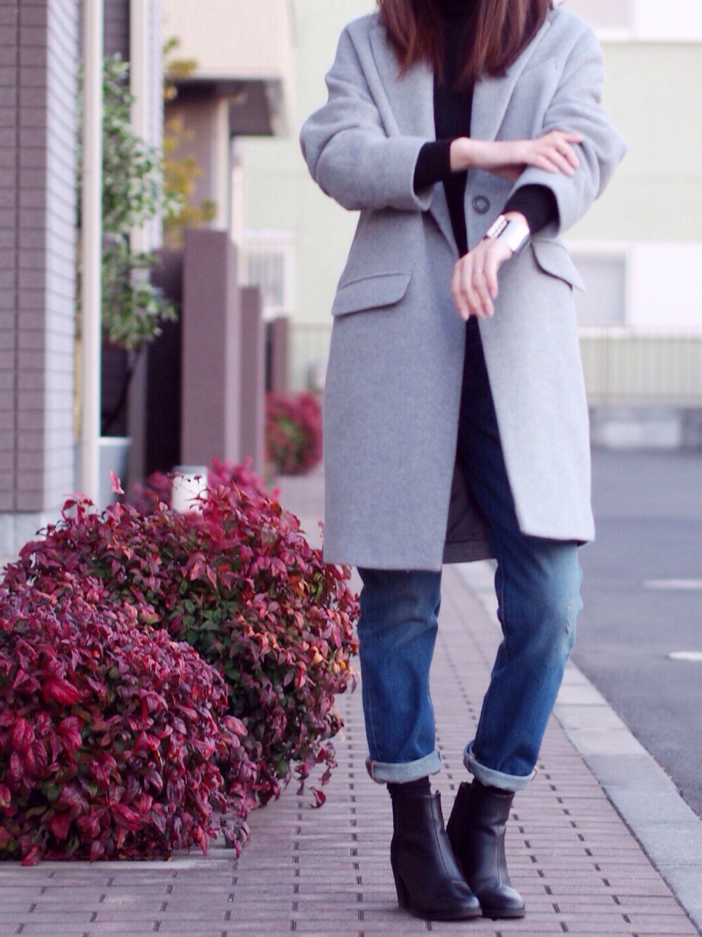 「冬コーデ、パンツスタイル、グレー、ジーンズ、チェスターコート、UNIQLO、Levi's」｜「PLSTのアイテム（チェスターコート、グレー系）」を使った、akiさん（レディース・160cm）の冬コーディネートの1枚目の写真