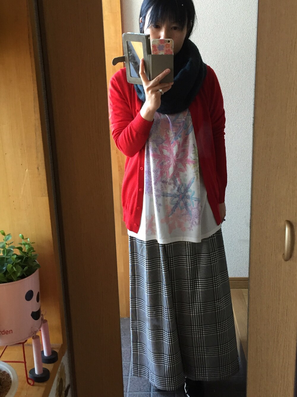 「カジュアルコーデ、シンプル、UNIQLO、チェック柄、赤いカーディガン、アキコーデ」｜「UNIQLOのアイテム（カーディガン/ボレロ、レッド系）」を使った、ハルさん（レディース・153cm）の秋コーディネートの1枚目の写真