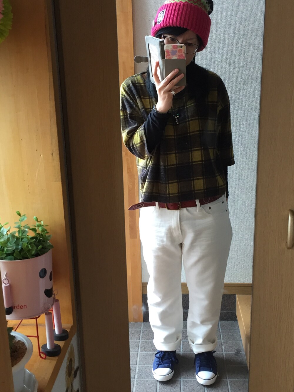 「シンプル、カジュアルコーデ、パンツスタイル、白パンツ、秋のコーデ」｜「brand ?のアイテム（帽子、ピンク系）」を使った、ハルさん（レディース・153cm）の秋コーディネートの1枚目の写真