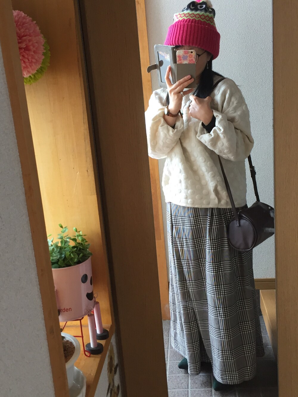 「秋冬、白、グレー、チェック、デニム」｜「brand ?のアイテム（帽子、ピンク系）」を使った、ハルさん（レディース・153cm）の秋コーディネートの1枚目の写真