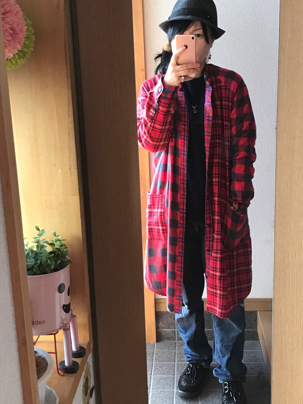 「シンプル、パンツスタイル、GU、大人カジュアル、ハット、赤チェック、ダメージデニムパンツ」｜「brand ?のアイテム（ハット、グレー系）」を使った、ハルさん（レディース・153cm）の冬コーディネートの1枚目の写真