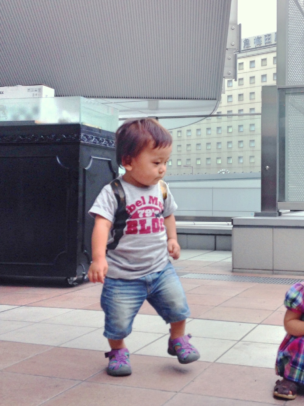「デニム、リュック、デニムパンツ、keen、トロンプルイユ」｜「KEENのKIDS Whisper_1009935(TODDLER) （サンダル、パープル系）」を使った、ioさん（キッズ・80cm）の夏コーディネートの1枚目の写真