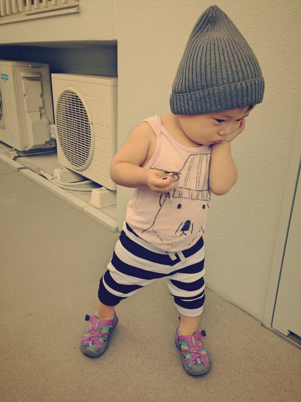 「しろくま、タンクトップ、UNIQLO、keen、ニット帽、暑い、メッシュ、ボーダーパンツ、ボーダー」｜「KEENのKIDS Whisper_1009935(TODDLER) （サンダル、パープル系）」を使った、ioさん（キッズ・80cm）の夏コーディネートの1枚目の写真