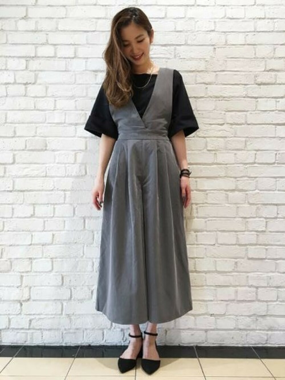 グレー系のサロペット/オーバーオール、ブラック系のTシャツ/カットソー、ゴールド系のチョーカーを着用したレディースの夏コーディネートの1枚目の写真