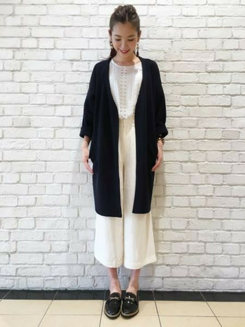 「カーディガン、パンツ、トレンド、ジーナシス、ワイドパンツ、ロングカーディガン、白パンツ、マニッシュシューズ、レーストップス、秋コーデ」｜「JEANASISの12Gミラノロングカーディガン/727192（ニット/セーター、ブルー系）」を使った、JEANASISららぽーとTOKYO-BAY STAFFさん（レディース・170cm）の夏コーディネートの1枚目の写真