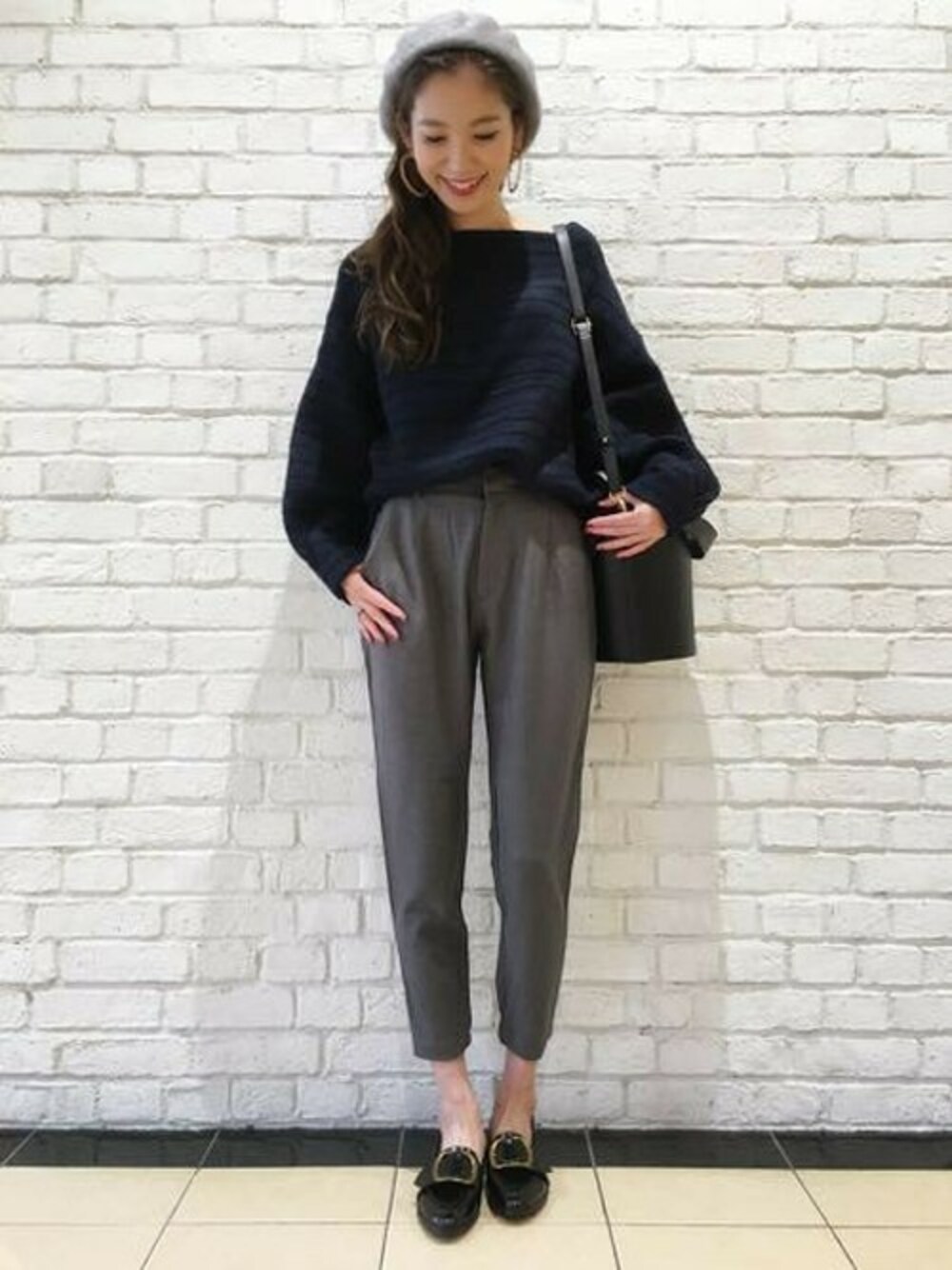 「ニット、パンツ、トレンド、ボーダー、バッグ、ローファー、ジーナシス、ボーダーニット、ファーバッグ、ジョガーパンツ」｜「JEANASISのWフェイスブークレボーダープルオーバー/736232 （ニット/セーター、ブラック系）」を使った、JEANASISららぽーとTOKYO-BAY STAFFさん（レディース・170cm）の秋コーディネートの1枚目の写真