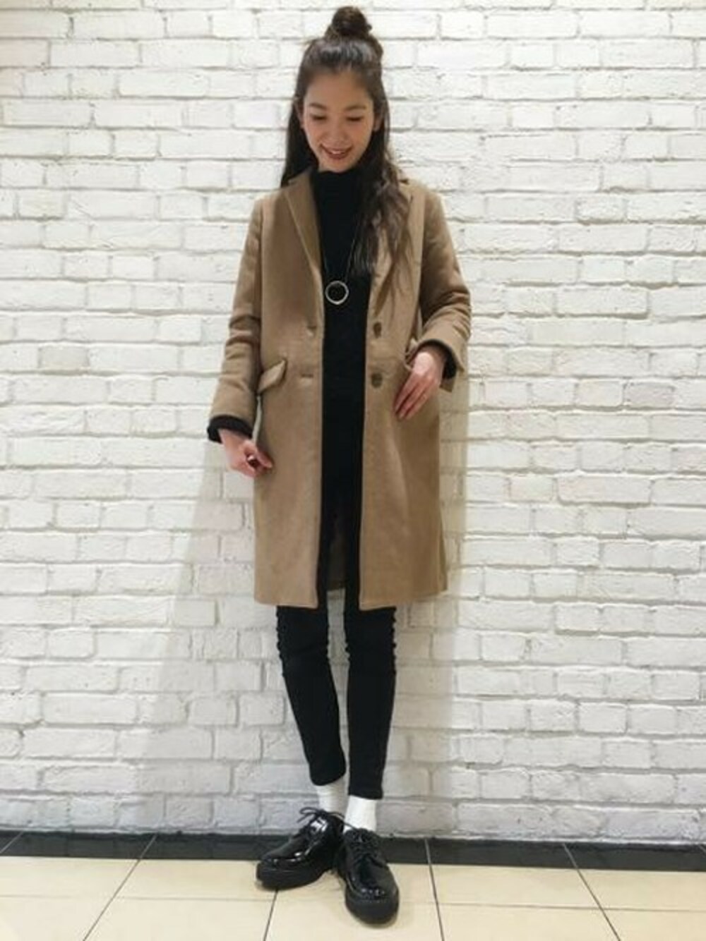 「チェスターコート、ジーナシス、カシミヤ、ブラック×キャメル」｜「JEANASISのカシミアMIXチェスターコート/721657（チェスターコート、イエロー系）」を使った、JEANASISららぽーとTOKYO-BAY STAFFさん（レディース・170cm）の冬コーディネートの1枚目の写真