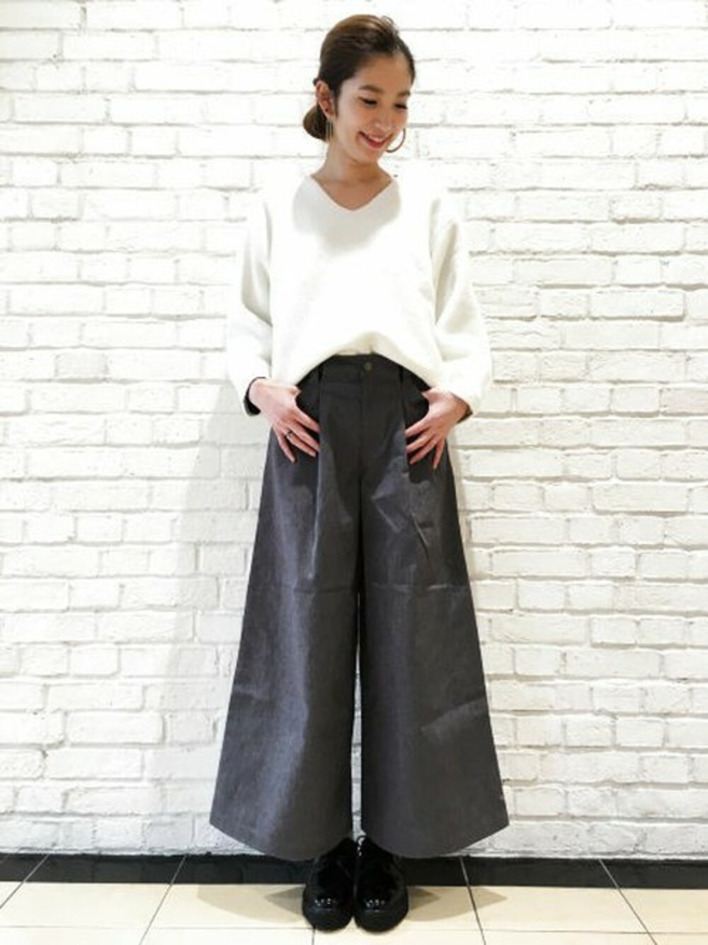 「ニット、カジュアル、チノパン、Vネック、JEANASiS、マニッシュシューズ」｜「JEANASISの7GストレッチコクーンVプルオーバー/731464 （ニット/セーター、ホワイト系）」を使った、JEANASISららぽーとTOKYO-BAY STAFFさん（レディース・170cm）の冬コーディネートの1枚目の写真