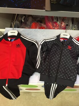 「adidas Originals（アディダスオリジナルス）のアイテム（ジャケット/アウター、ブラック系）」を使った、ナリさん（レディース）の秋コーディネート