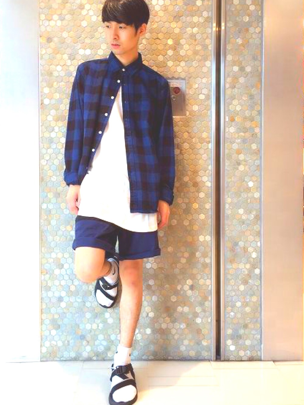 ブルー系のシャツ/ブラウス、ブラック系のチノパンツ、ブラック系のサンダルを着用したメンズの秋コーディネートの1枚目の写真