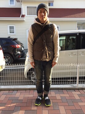 「アイテム（ダウンベスト、ブラウン系）」を使った、飯田裕作さん（メンズ・178cm）の春コーディネート