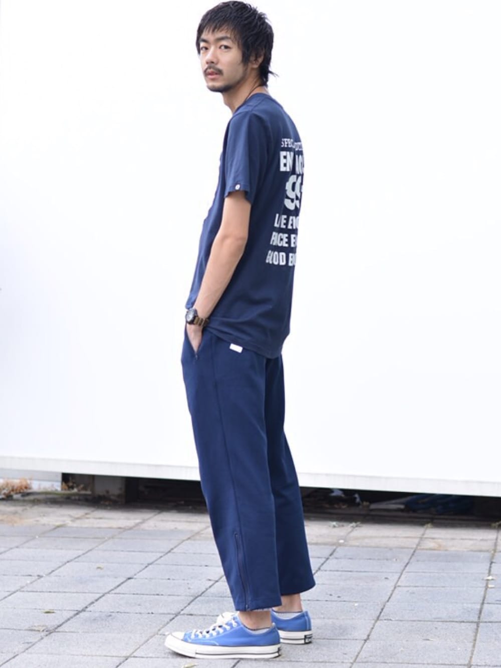 ブルー系のTシャツ/カットソー、ブルー系のその他パンツ、ブルー系のスニーカーを着用したメンズの夏コーディネートの1枚目の写真