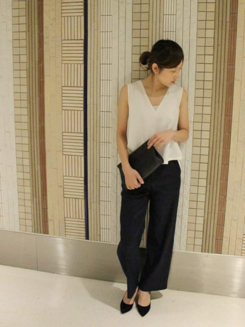 ホワイト系のシャツ/ブラウス、ブルー系のその他パンツを着用したレディースの夏コーディネートの1枚目の写真