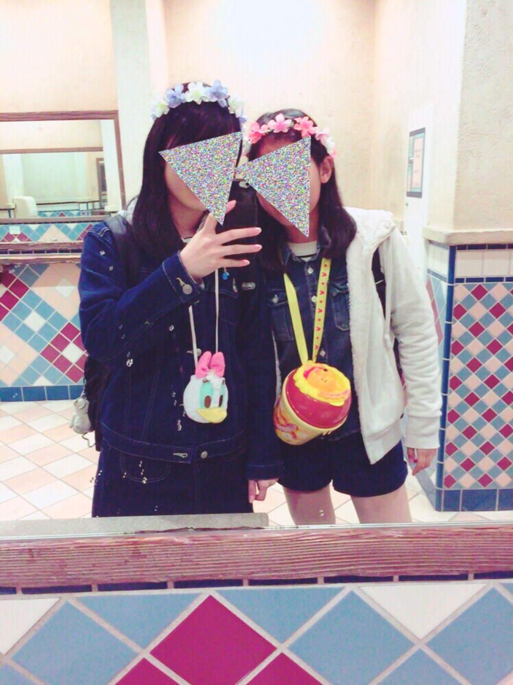 「妹と、ディズニーシー、デニムオンデニム、青、花冠、コンバース、黒白ボーダー、パーカー、黒リュック、双子コーデ」｜「不明のアイテム（デニムジャケット、ブルー系）」を使った、のうねんさん（レディース・154cm）の春コーディネートの1枚目の写真