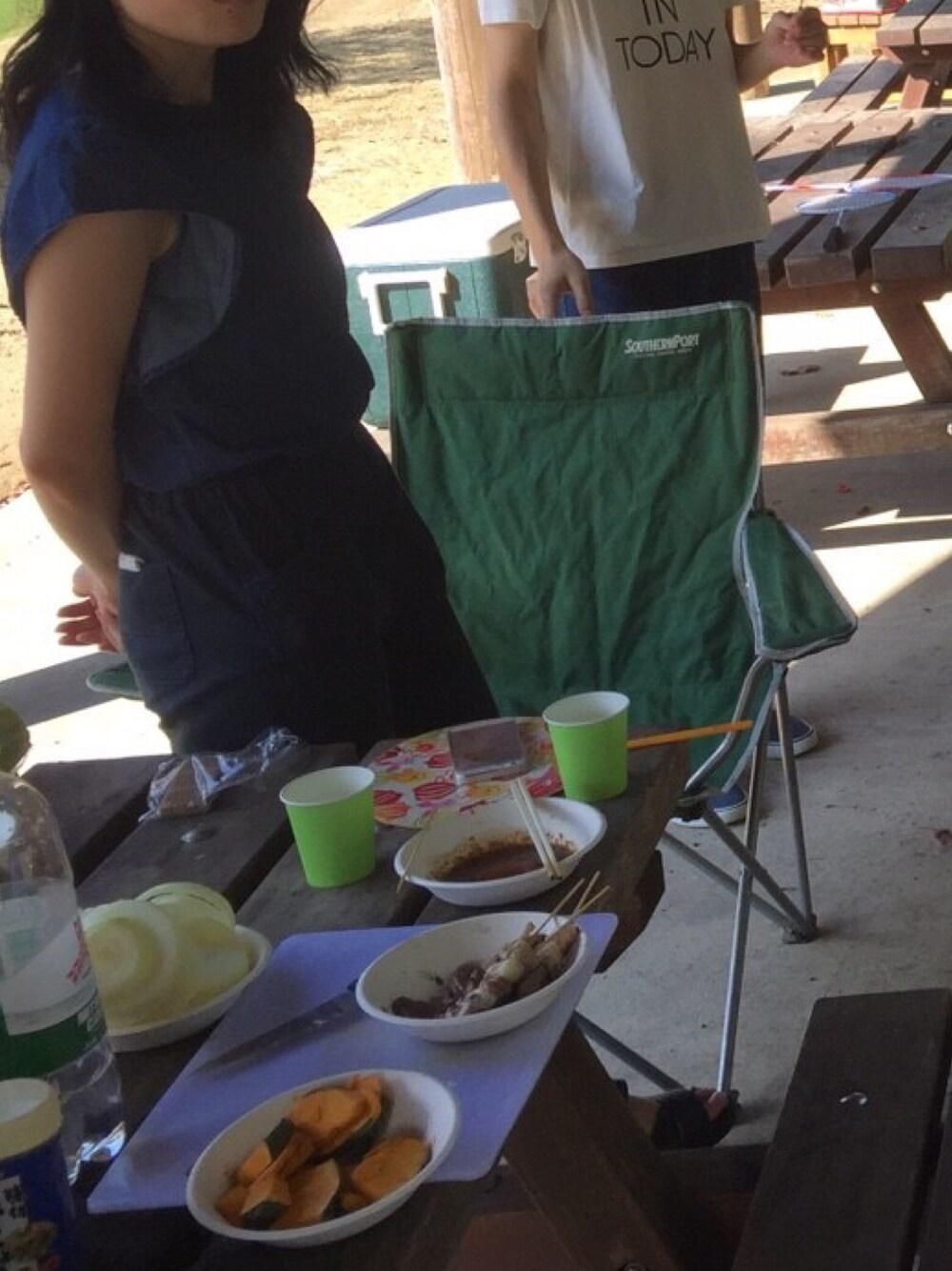 「BBQ」｜「GUの（GU）テンセルデニムフリルブラウス（ノースリーブ）（トップス、ブルー系）」を使った、のうねんさん（レディース・155cm）の秋コーディネートの1枚目の写真