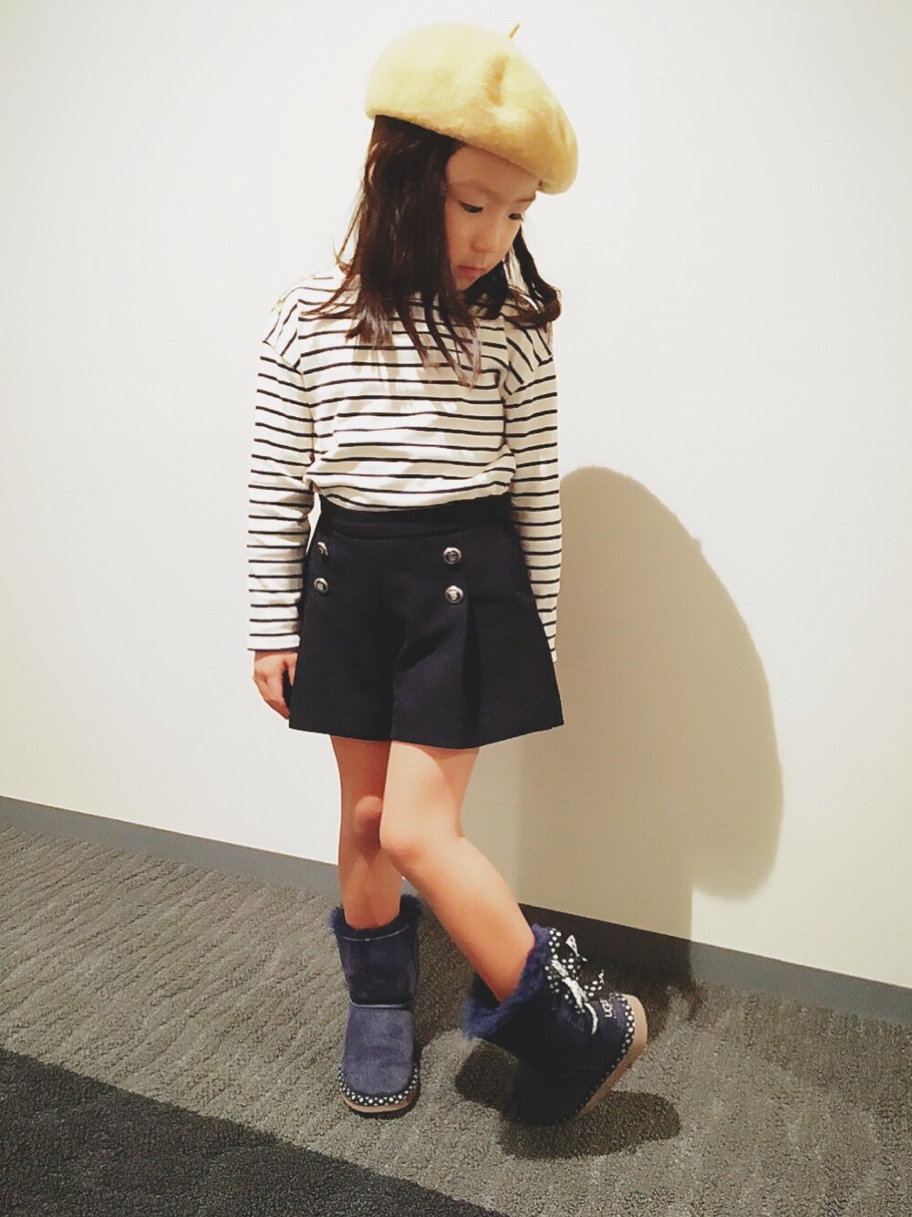 「ZARA KIDS、ザラKIDS、ZARA、UGG、女の子コーデ、アーバンリサーチドアーズ、アーバンリサーチ、シンプル、冬、カジュアル」｜「ZARAのアイテム（Tシャツ/カットソー、ホワイト系）」を使った、t-kさん（キッズ・110cm）の秋コーディネートの1枚目の写真