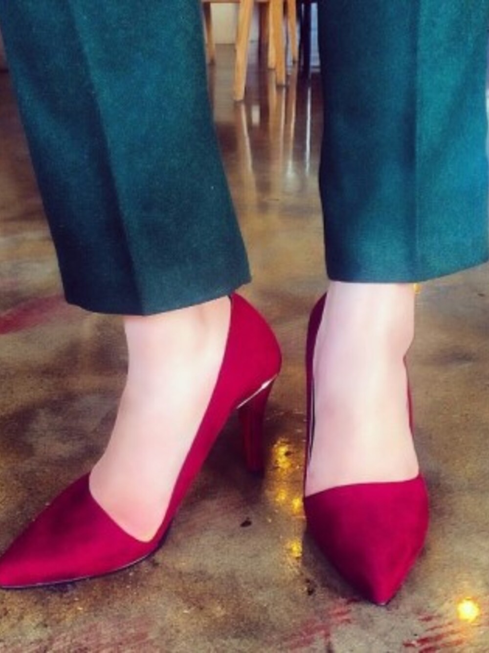 レッド系のその他シューズを着用したレディースの冬コーディネートの1枚目の写真