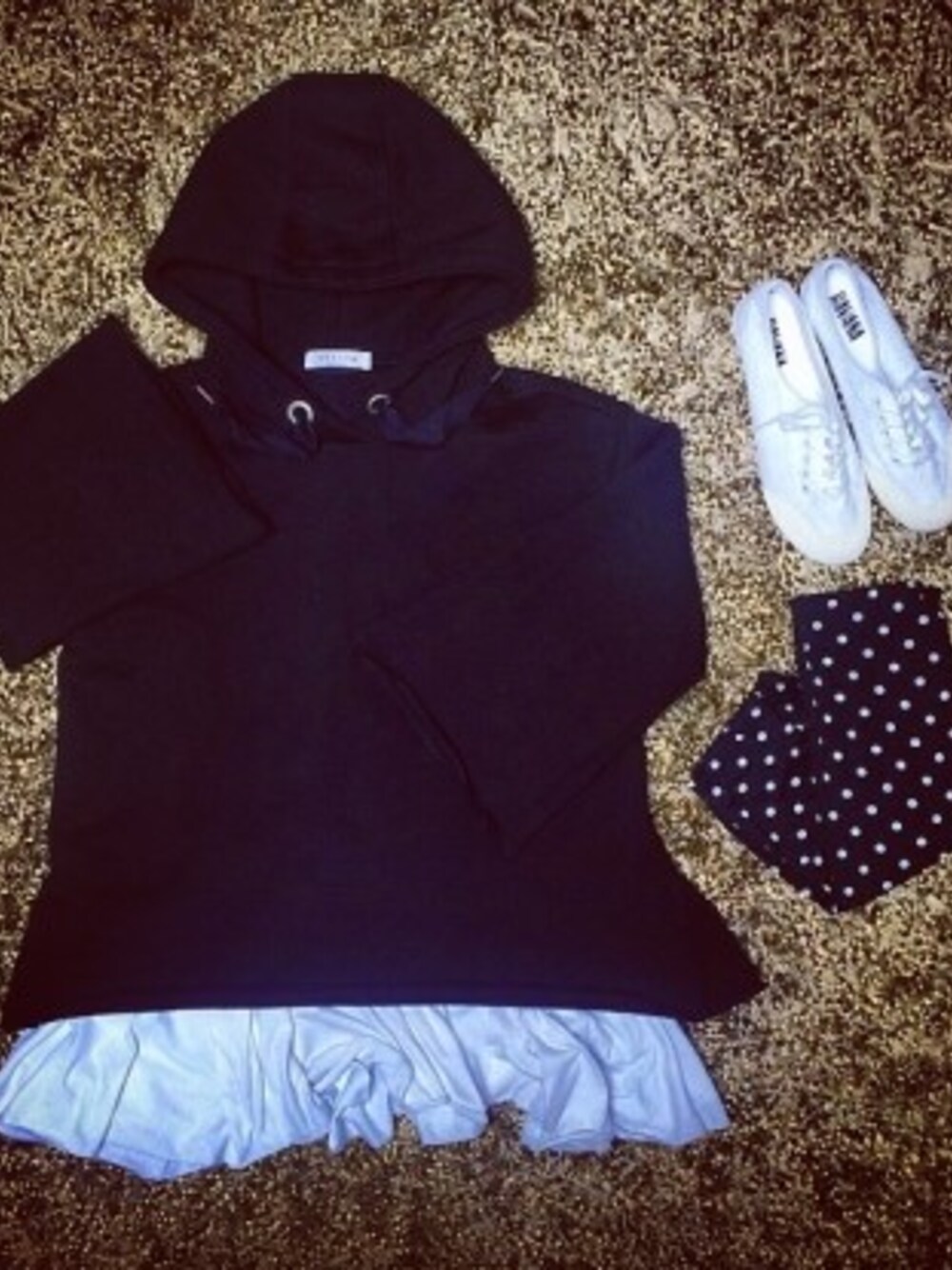 ブラック系のパーカー、グレー系のパーカーを着用したレディースの冬コーディネートの1枚目の写真