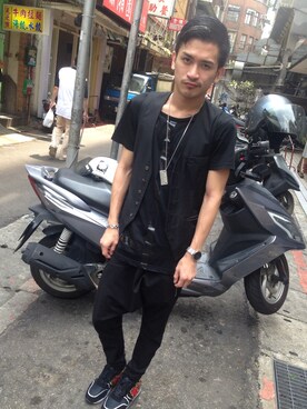 「アイテム（スニーカー、ブラック系）」を使った、歐利さん（メンズ）の夏コーディネート