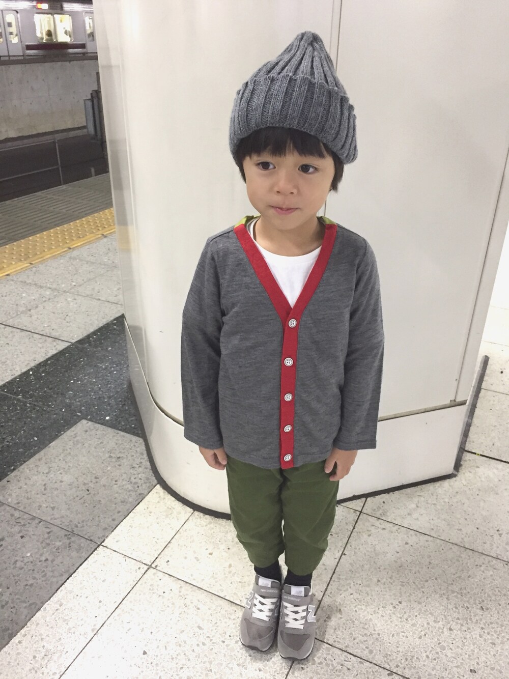 「COMECHATTO&CLOSETのバックヘムストライプ長袖Vネックカーデ	（カーディガン/ボレロ、グレー系）」を使った、komako77さん（キッズ・110cm）の秋コーディネートの1枚目の写真