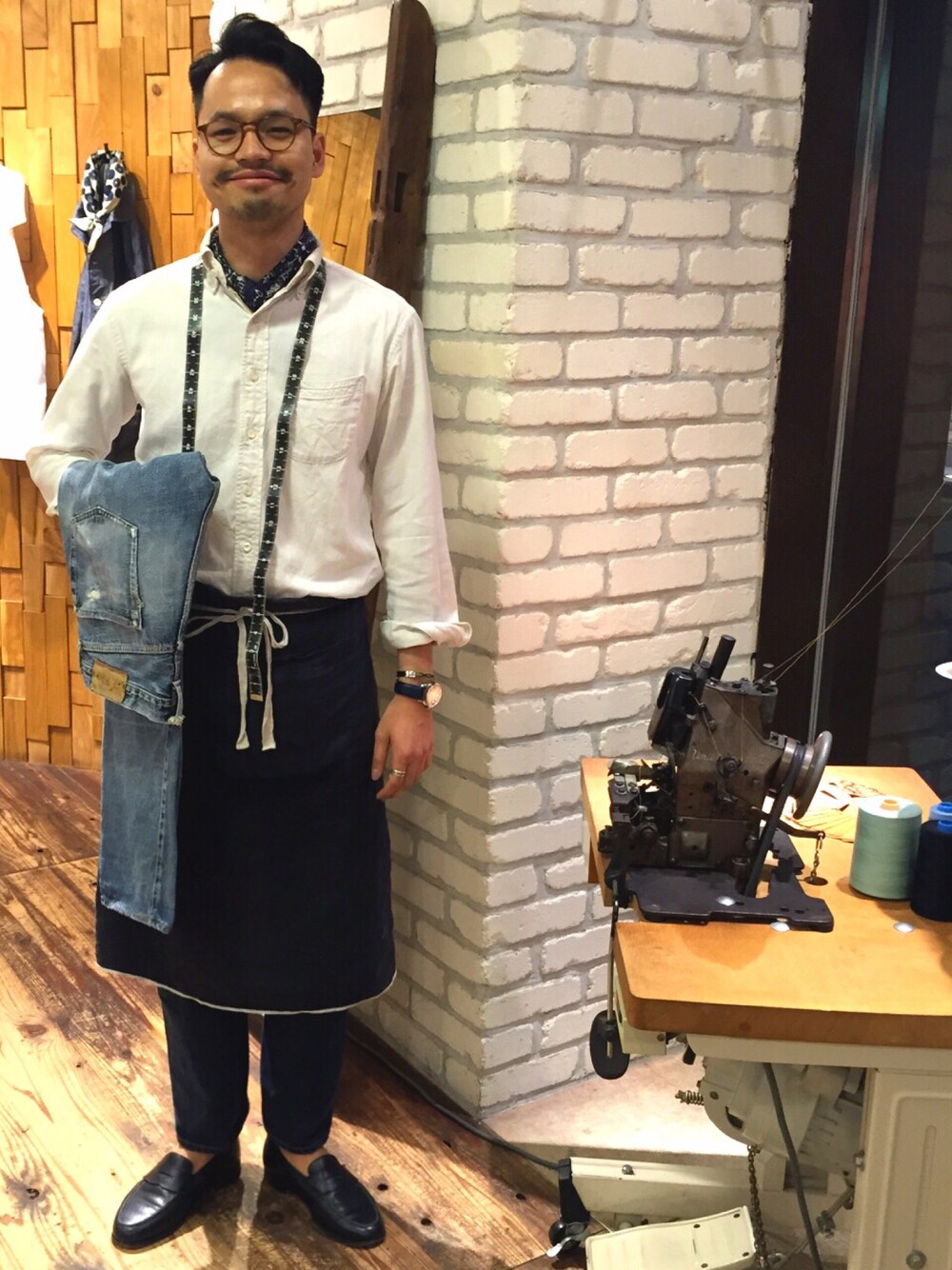 「45R、デニム、白シャツ、ローファー、エプロン、HERMES、DIY、ワーク、顔のテカり具合、散髪しました」｜「45Rの藍比古　O/W（デニムパンツ、ブルー系）」を使った、YOHEIさん（メンズ・174cm）の春コーディネートの1枚目の写真