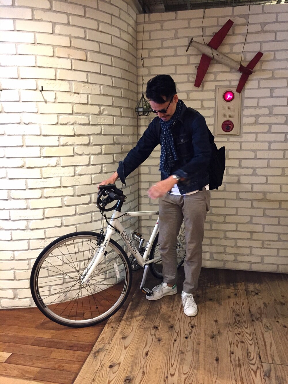 「自転車スタイル、通勤コーデ、45R、Gジャン、adidas、スタンスミス、ホワイトスニーカー、サングラスは年に一個なくす派、仙台」｜「45Rのアイテム（デニムジャケット、ブルー系）」を使った、YOHEIさん（メンズ・174cm）の春コーディネートの1枚目の写真