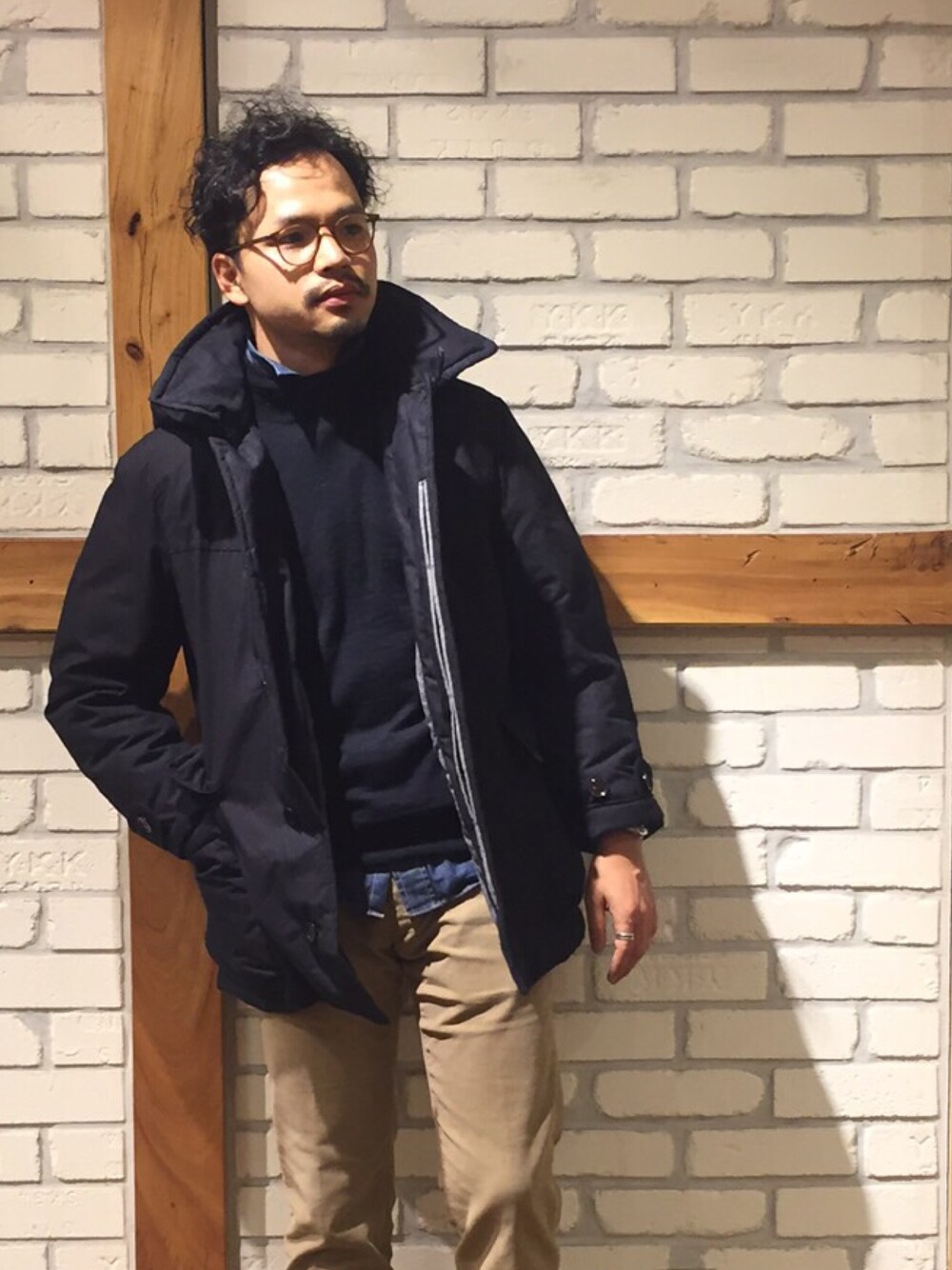 「45R、45rpm、ダウンコート、インディゴ、indigo、タートルネック、デニムシャツ」｜「45Rのアイテム（ダウンジャケット/コート、その他）」を使った、YOHEIさん（メンズ・174cm）の秋コーディネートの1枚目の写真
