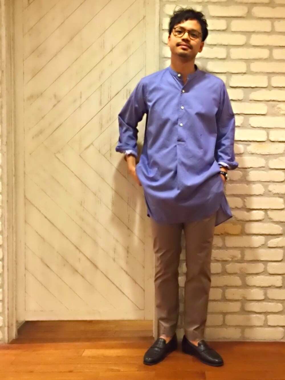「45R、カジュアル、ロングシャツ、春コーデ、パジャマシャツ、この色合わせ新鮮」｜「45Rのアイテム（シャツ/ブラウス、ブルー系）」を使った、YOHEIさん（メンズ・174cm）の春コーディネートの1枚目の写真