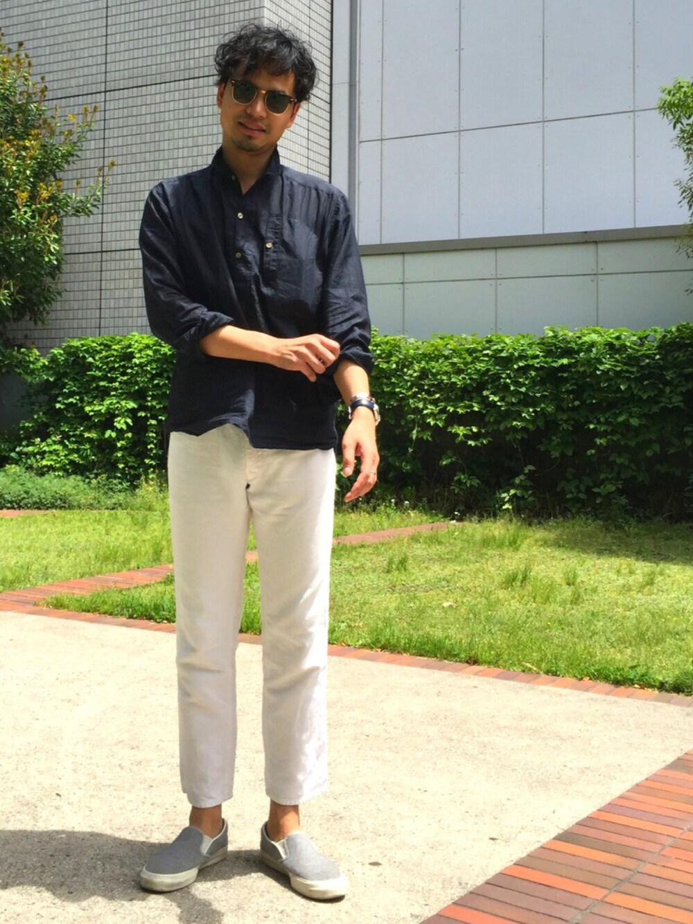 「45R、シャツスタイル、夏、休日スタイル、モノトーン、Champion、ray ban、シンプルコーデ」｜「Ray-BanのRAY BAN Sunglasses（サングラス、ブラック系）」を使った、YOHEIさん（メンズ・174cm）の春コーディネートの1枚目の写真