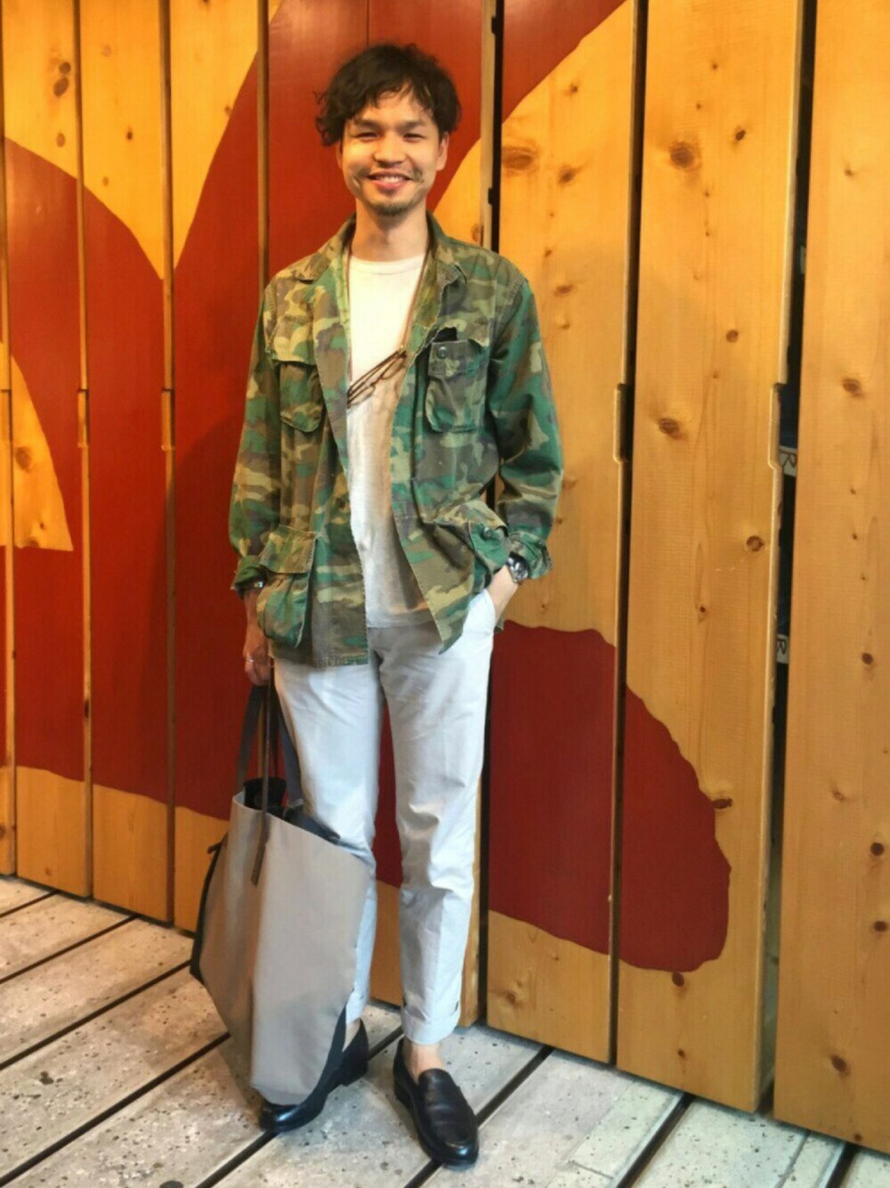 「休日スタイル、45R、45rpm、ジャングルファティーグ、渋谷、ミリタリー、カーキ、オトナカジュアル、着用アイテムに服部先生」｜「VINTAGEのアイテム（ミリタリージャケット、グリーン系）」を使った、YOHEIさん（メンズ・174cm）の夏コーディネートの1枚目の写真