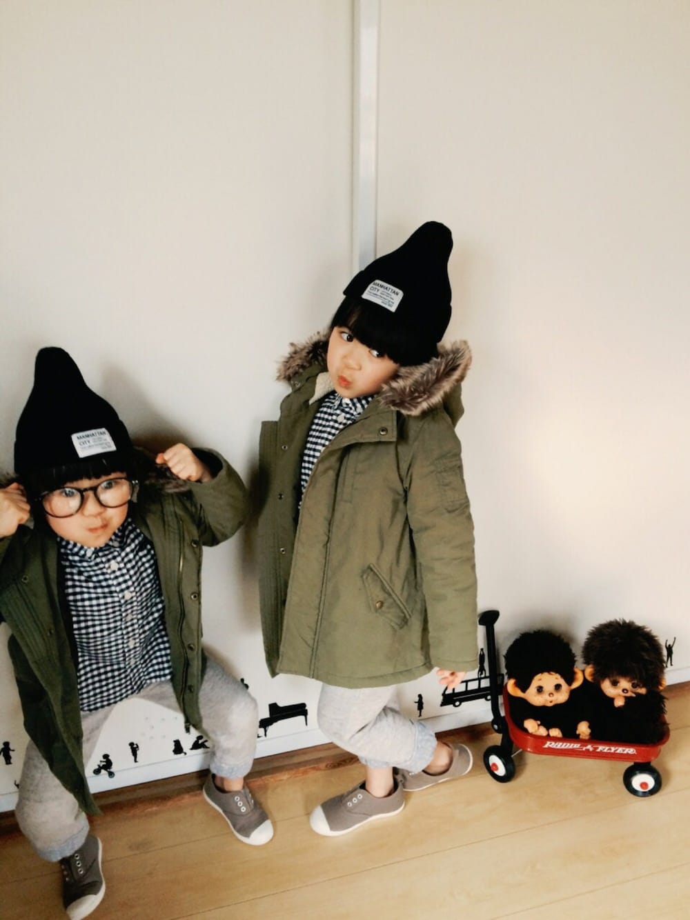「無印良品、年子、姉妹コーデ、おそろいコーデ、しまむら、birthday、pualcecin、スウェットパンツ」｜「GLOBAL WORKのアイテム（モッズコート、グリーン系）」を使った、ssacchiさん（キッズ・110cm）の冬コーディネートの1枚目の写真