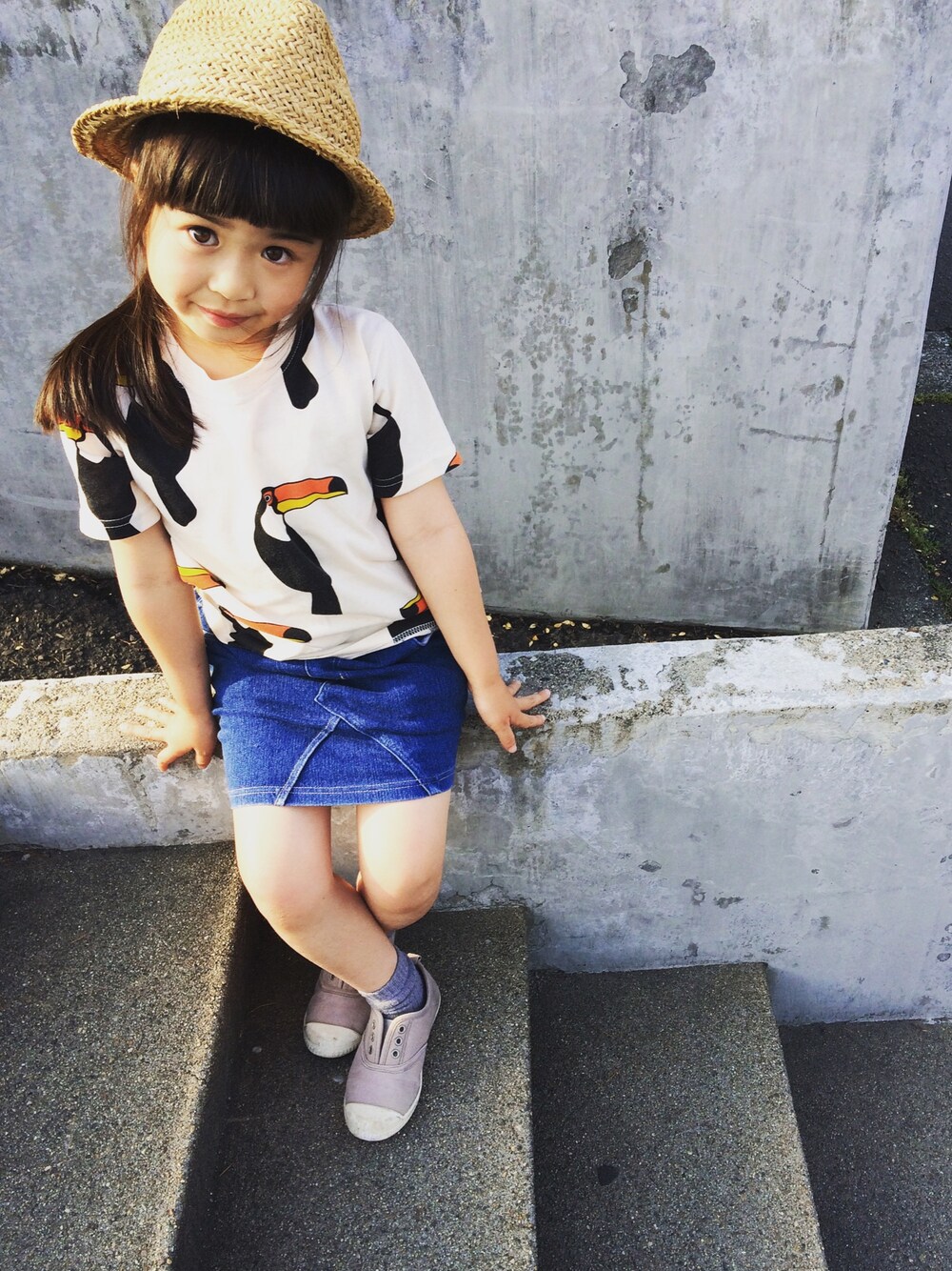 「夏コーデ、Tシャツ、デニム、しまむら、プチプラ」｜「Birthdayのアイテム（スニーカー、グレー系）」を使った、ssacchiさん（キッズ・110cm）の春コーディネートの1枚目の写真