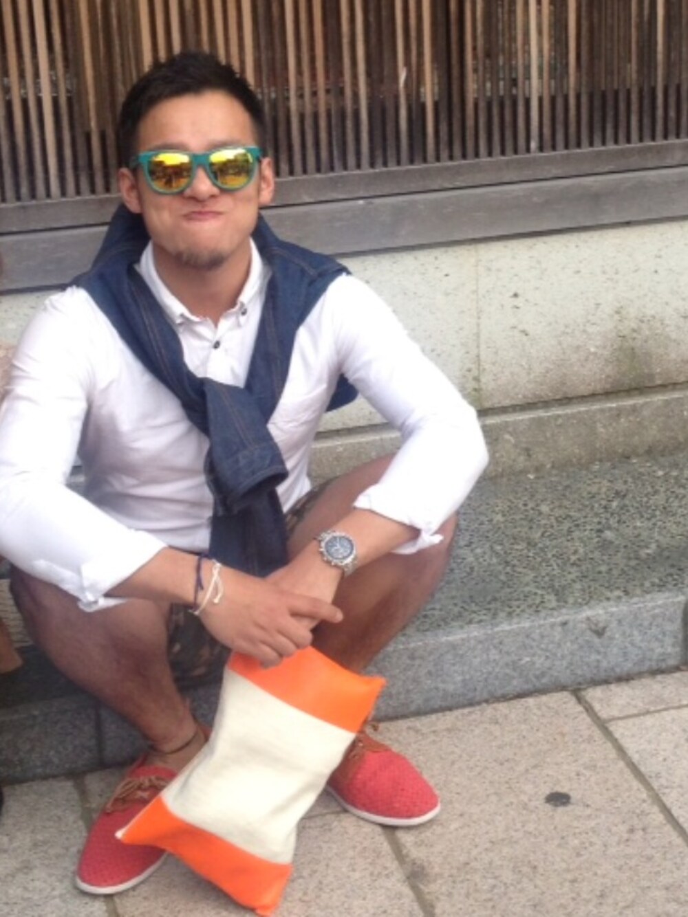 「白シャツ、ハーフパンツ」｜「CRAP EYEWEARのアイテム（サングラス、グリーン系）」を使った、dannysさん（メンズ・171cm）の春コーディネートの1枚目の写真