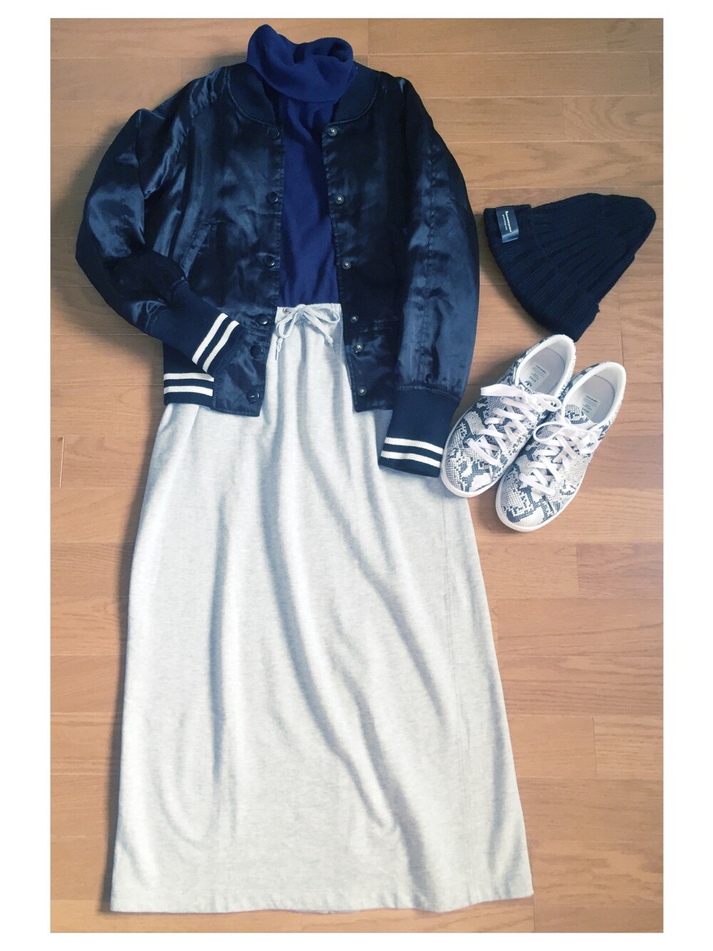 「HYKE×adidas、HYKE、ニット帽、スタジャン、タートルネック、スニーカー、スウェットスカート」｜「Lauren by Ralph Laurenのアイテム（スカート、グレー系）」を使った、Rémyさん（レディース・155cm）の秋コーディネートの1枚目の写真