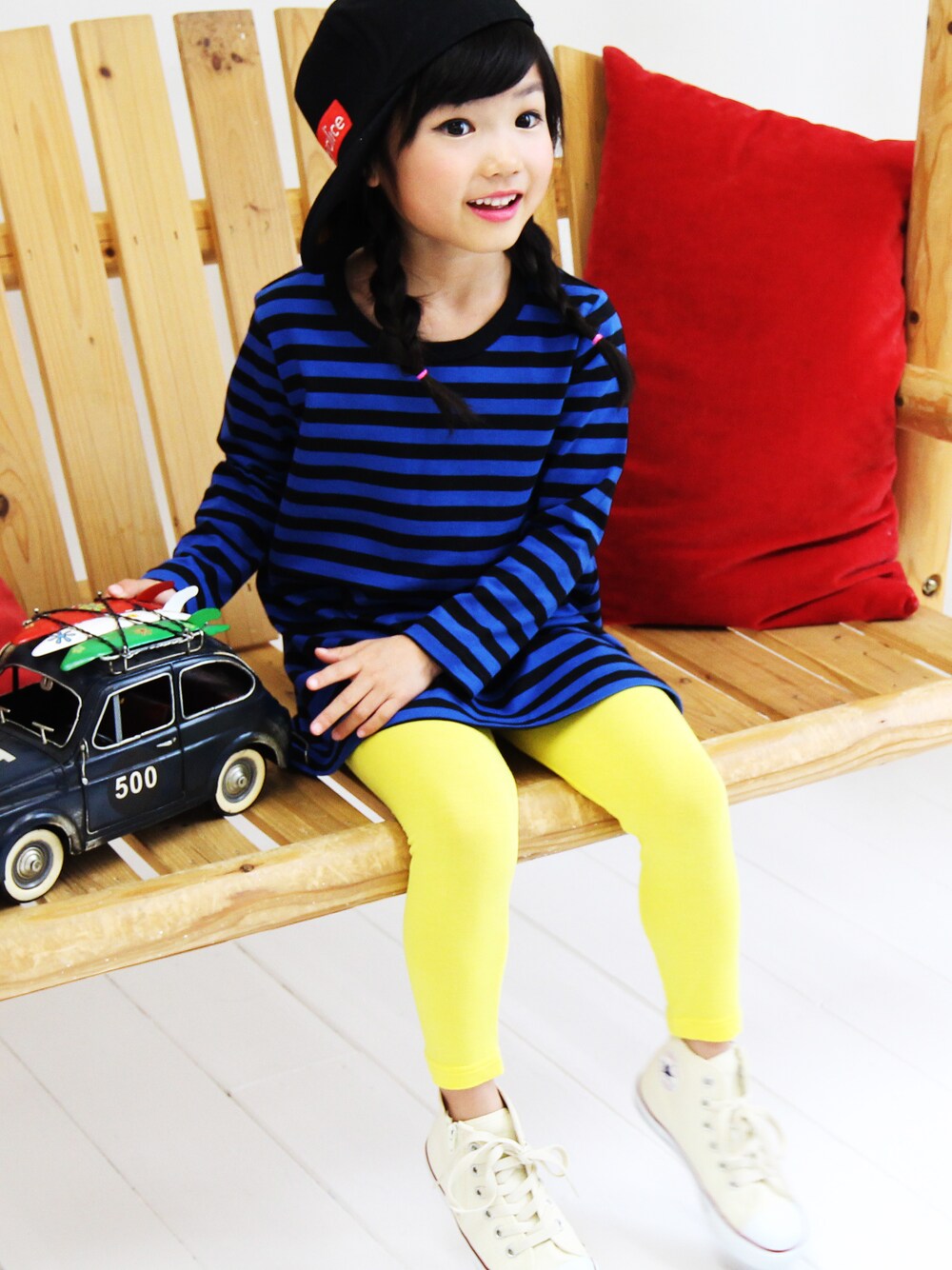 ホワイト系のスニーカーを着用したキッズの春コーディネートの1枚目の写真