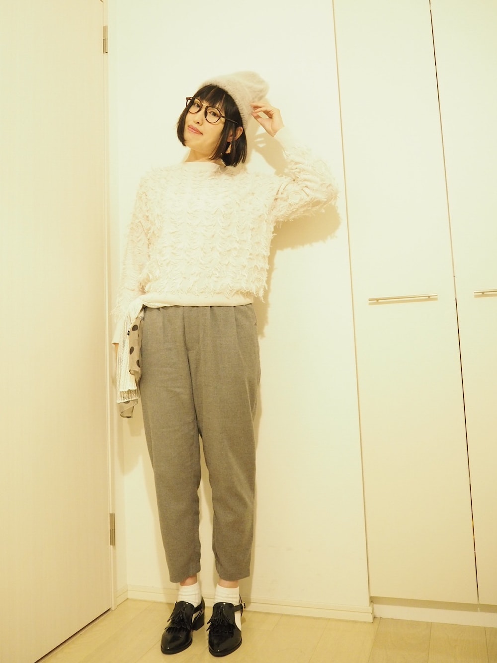 「Doシンプル部、チーム冨樫、シンプルコーデ、グレーパンツ、ニット帽、Discoat、ふわふわ、モフモフ、メガネ女子」｜「indexのアンゴラ混ニットワッチ（ニットキャップ/ビーニー、グレー系）」を使った、ミトロさん（レディース・164cm）の秋コーディネートの1枚目の写真
