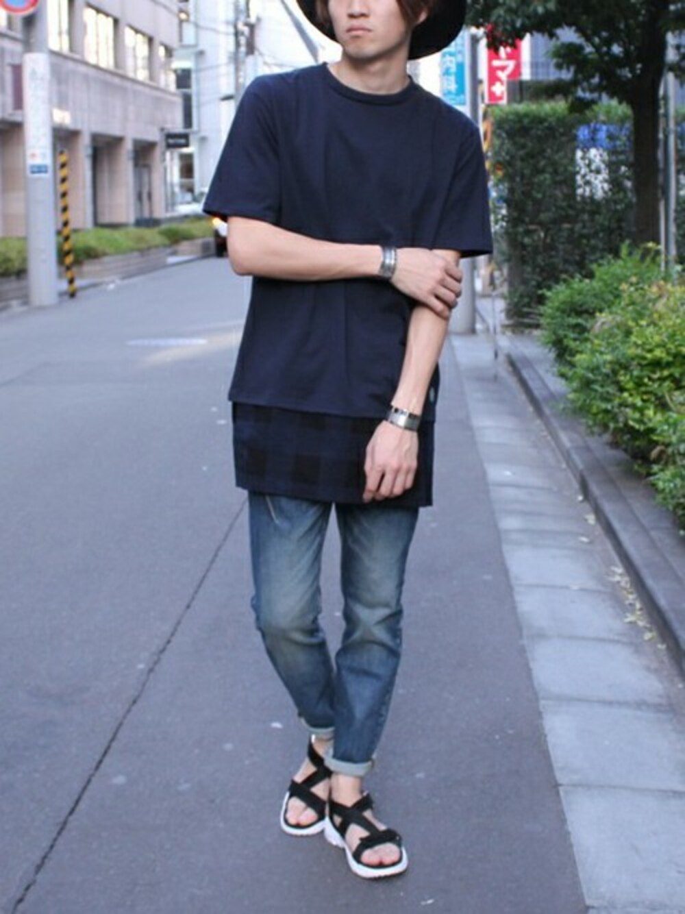 ブルー系のTシャツ/カットソーを着用したメンズの夏コーディネートの1枚目の写真